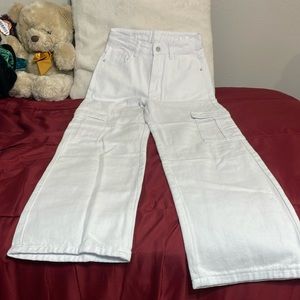 I’m selling these white baggy cargo’s